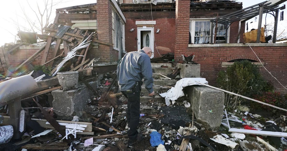 "Это как ад на земле": американский штат Кентукки приходит в себя от мощной серии торнадо