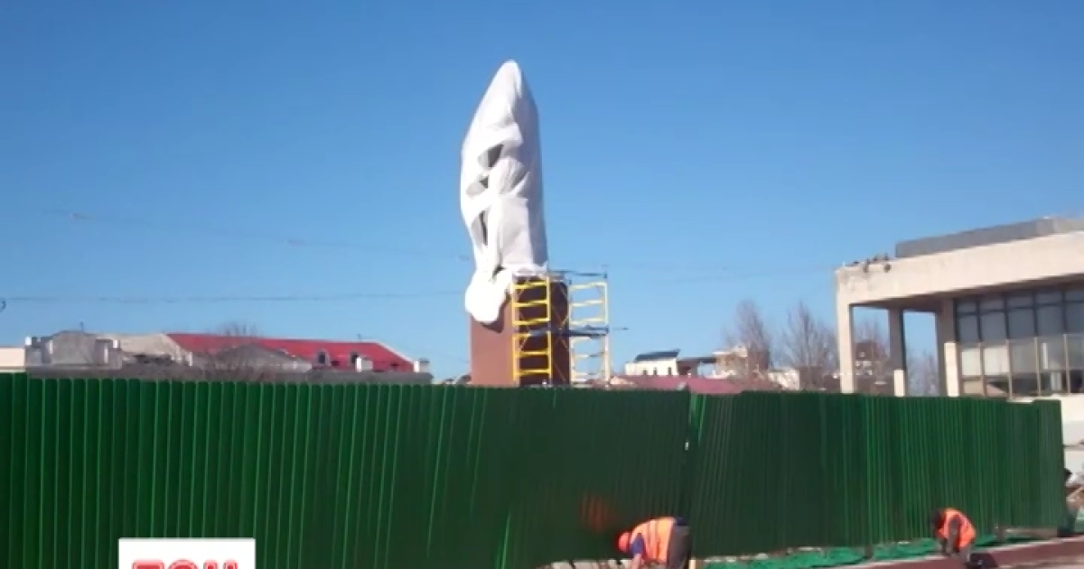 у Сімферополі пофарбували Леніна під бронзу