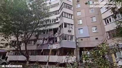 Понівечені будинки та снаряди, що стирчать із землі – наслідки обстрілу Херсона