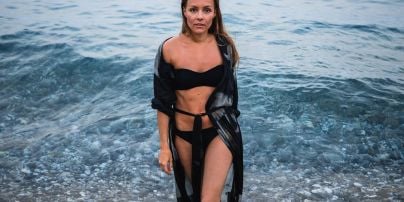 Фотосесія на відпочинку: Олена Шоптенко у чорному бікіні позувала на пляжі