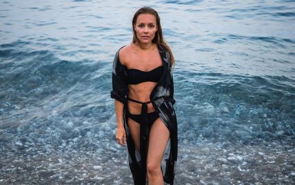 Фотосесія на відпочинку: Олена Шоптенко у чорному бікіні позувала на пляжі