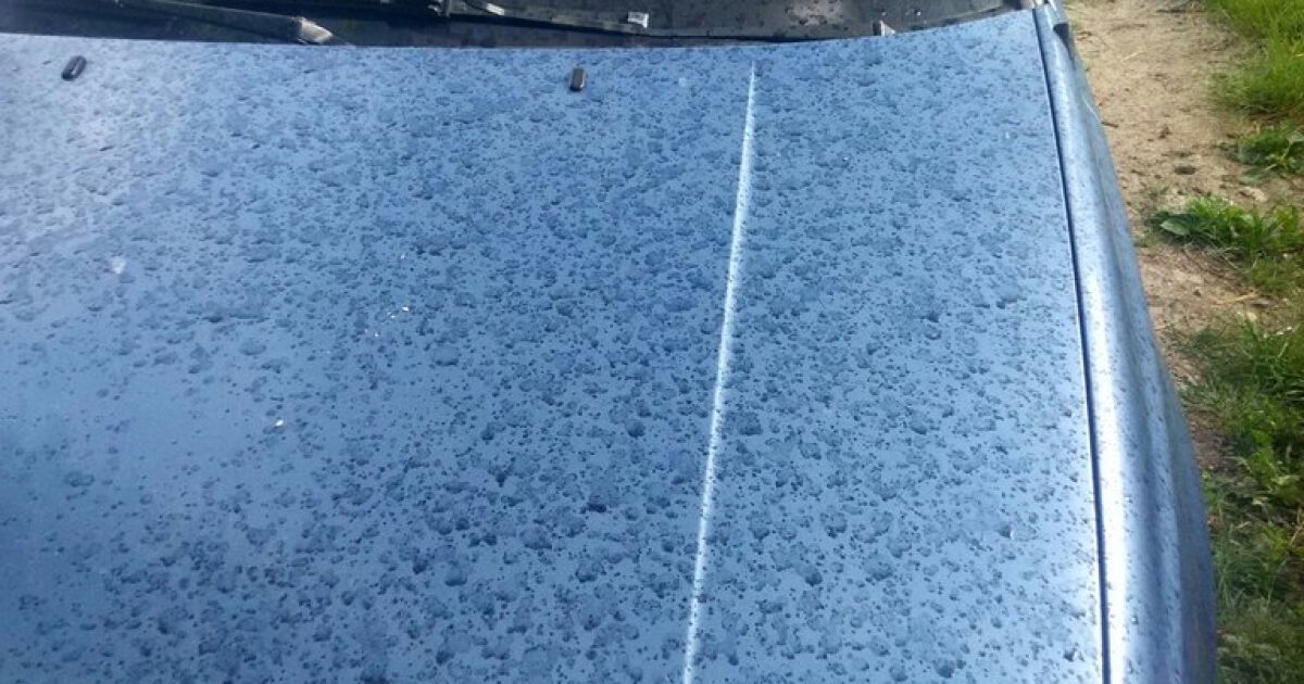 Пользователи социальных сетей начинают паниковать через "черный дождь" / © vk.com/Андрій Швец