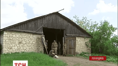 Захисників Станиці Луганської поселили у хліву