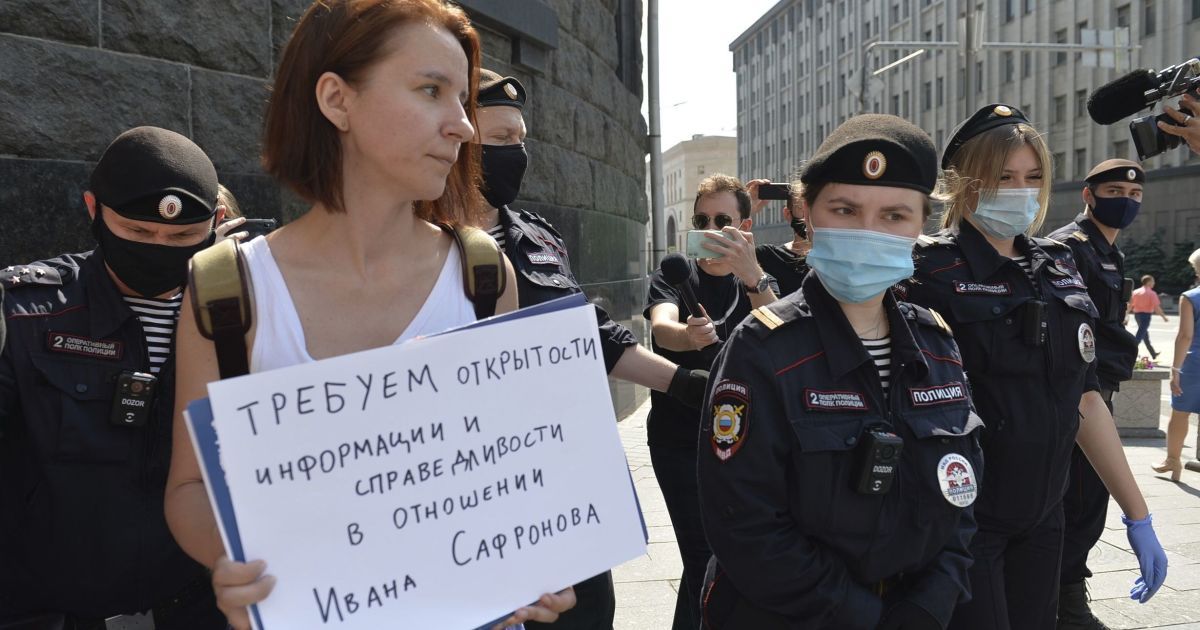 В России массово задерживают журналистов, которые устроили пикеты в поддержку арестованного Ивана Сафронова