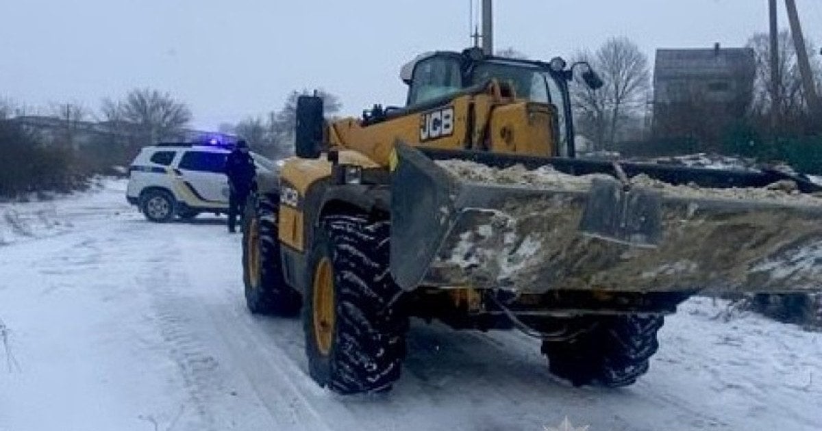 47-річний чоловік випав із ковша трактора та загинув під колесами техніки