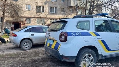 Авто полиции возле дома в Шостке, в котором прогремел взрыв