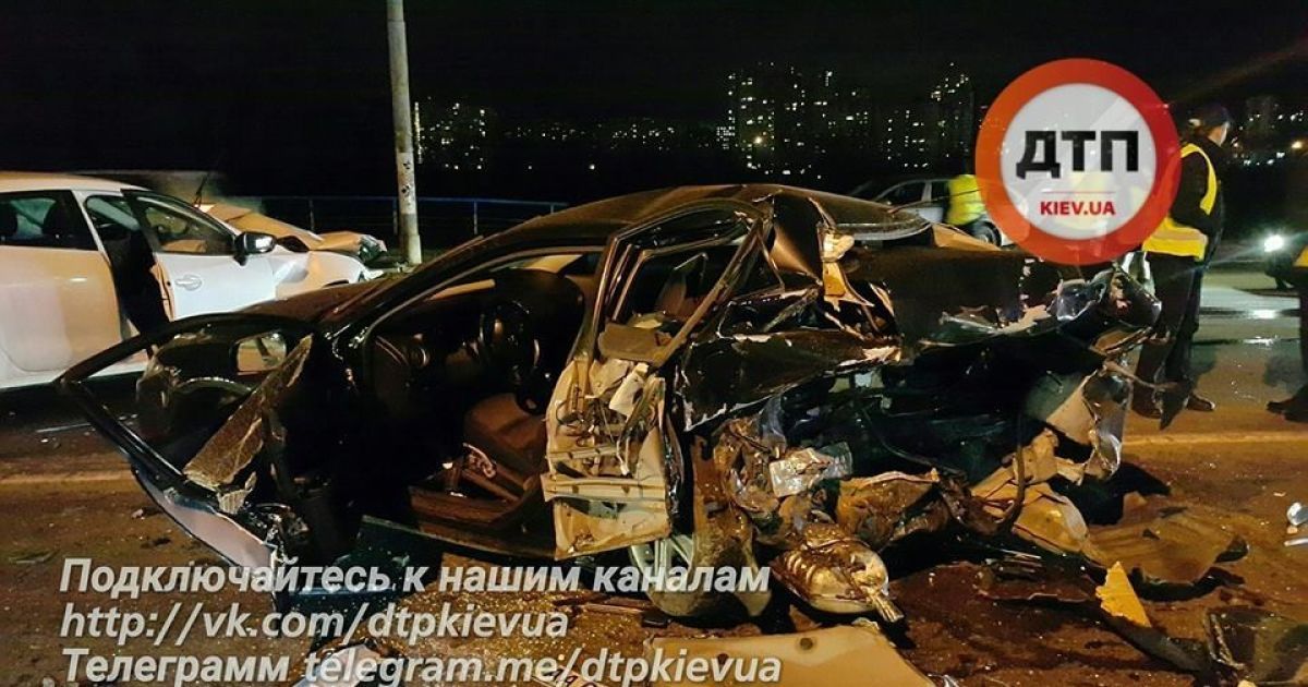 Масштабное ДТП в Киеве: от мощного удара авто превратились в груду металлолома