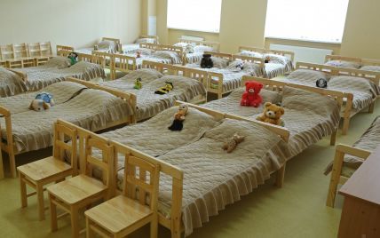 Снимала украшения со спящих малышей и сбывала в ломбарды: воспитатель детского сада в Мариуполе обворовывала воспитанников