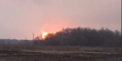 Мощный взрыв в Полтавской области: пожар продолжается, специалисты проверяют загрязненность воздуха