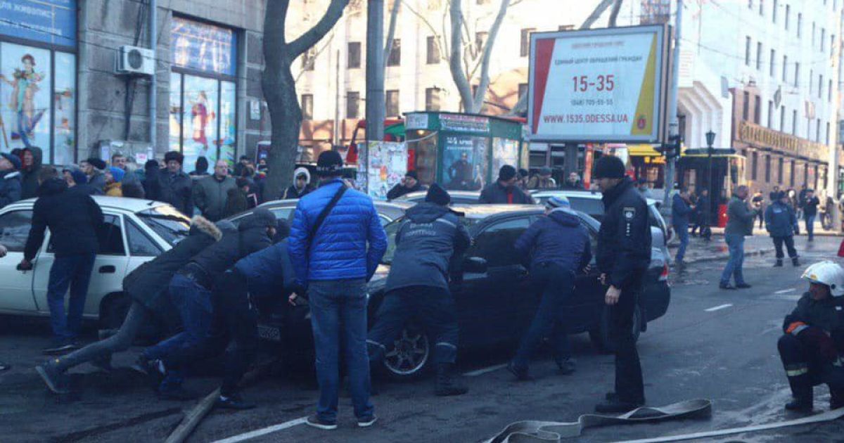 Проезд к горящему одесского колледжа заблокировала машина: дорогу "расчищали" прохожие