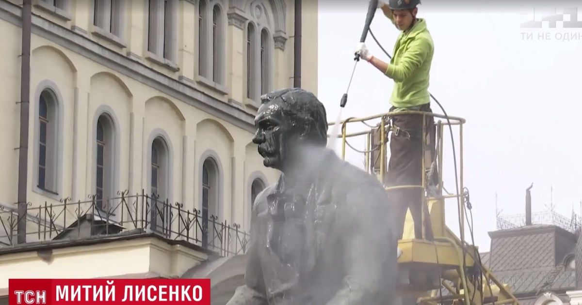 У Києві перед "Євробаченням" уперше за 52 роки помили бронзового Лисенка