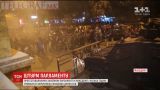 Протестувальники захопили парламент у Македонії і тримали в заручниках депутатів