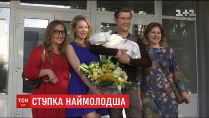 Дмитро Ступка забрав свою дружину і новонароджену донечку з пологового будинку