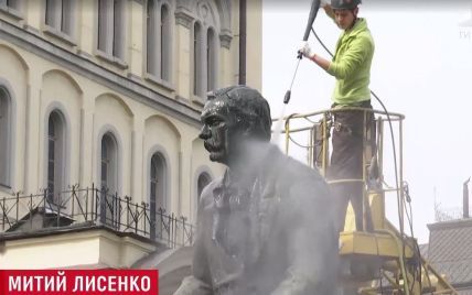 В Киеве перед "Евровидением" впервые за 52 года помыли бронзового Лысенко