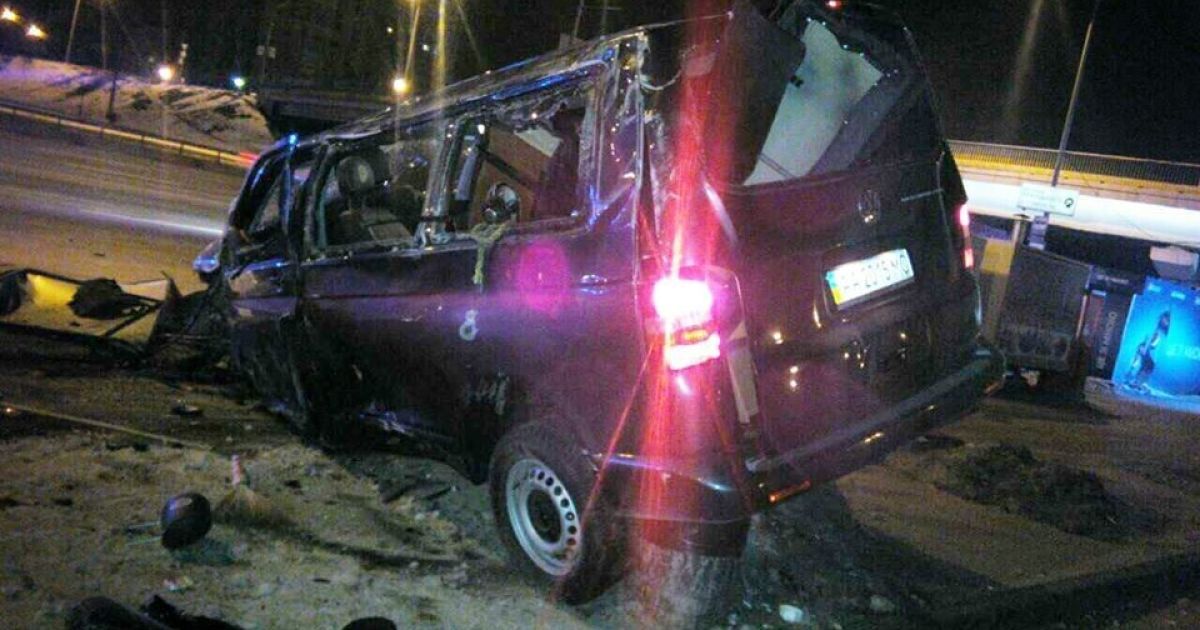 В Киеве пьяный водитель на микроавтобусе влетел в переход возле станции метро "Харьковская"