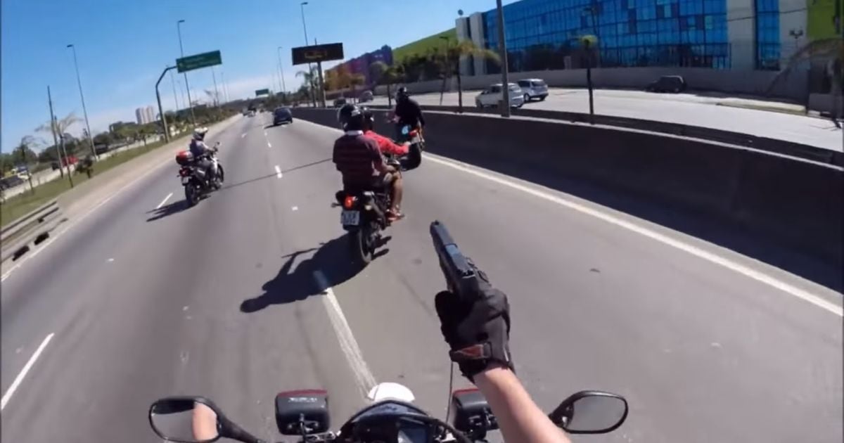 В Сети появилось видео погони полицейских за мотоугонщиками в Бразилии