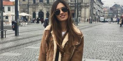 Утеплилась: Сара Карбонеро в стильной дубленке гуляет по Порту 