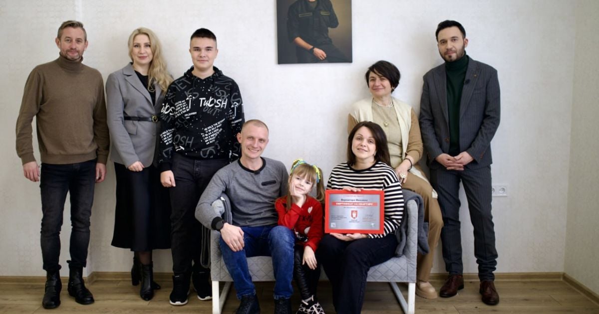 Оборонець Маріуполя отримав квартиру від “Серця Азовсталі”, на новосілля завітав Жадан
