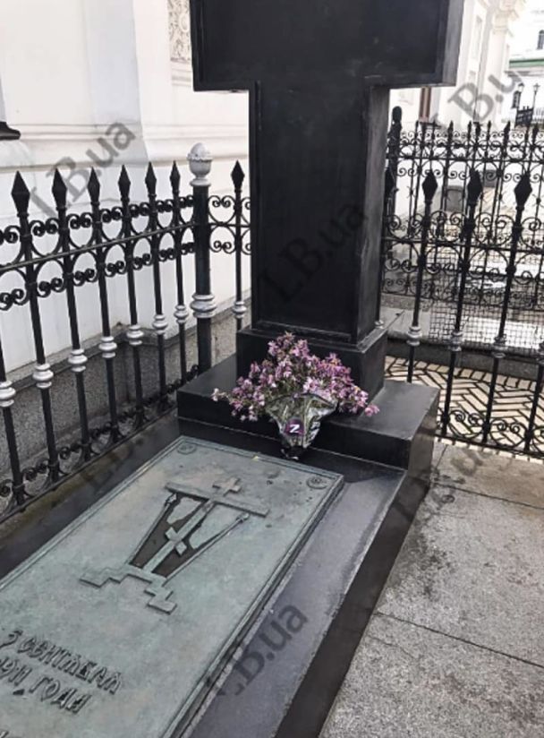 Квіти на могилі Столипіна / © Facebook/Соня Кошкіна