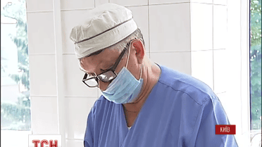 Выдающийся врач донетчанин Александр Борзых уже год оперирует украинских бойцов в Киеве