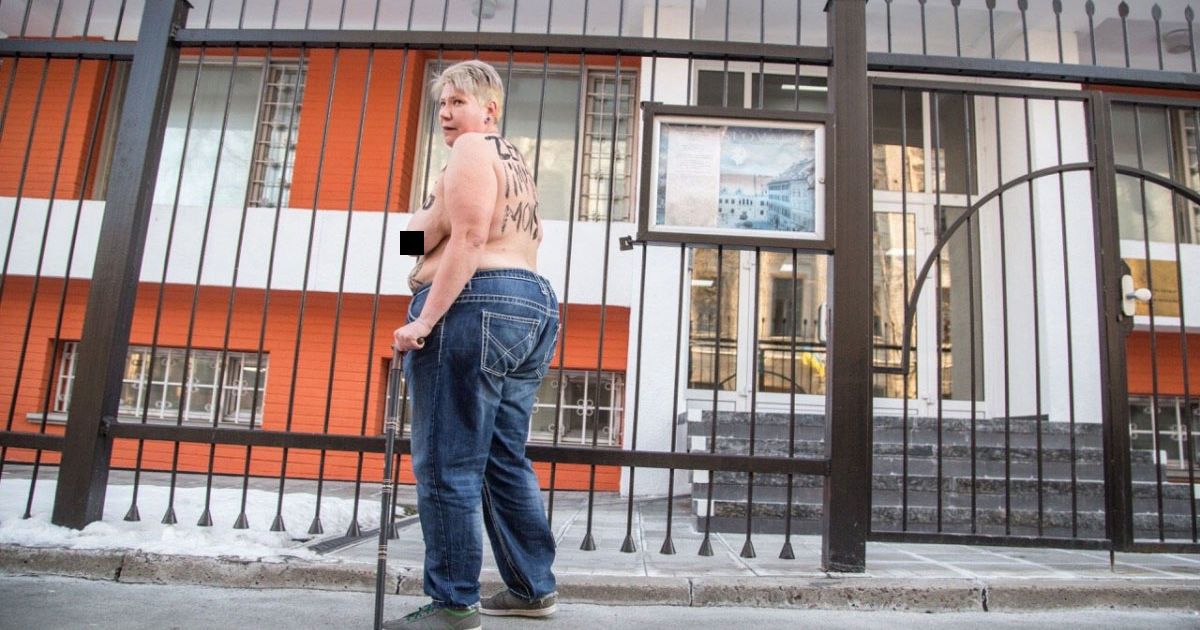 Активістка Femen перед посольством Словаччини_1 / © Femen