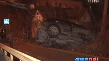 Легковушка врезалась в фонарный столб во Львове