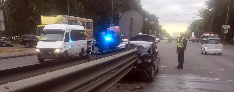В Киеве Hyundai протаранил отбойник и сложился в гармошку, водитель погиб