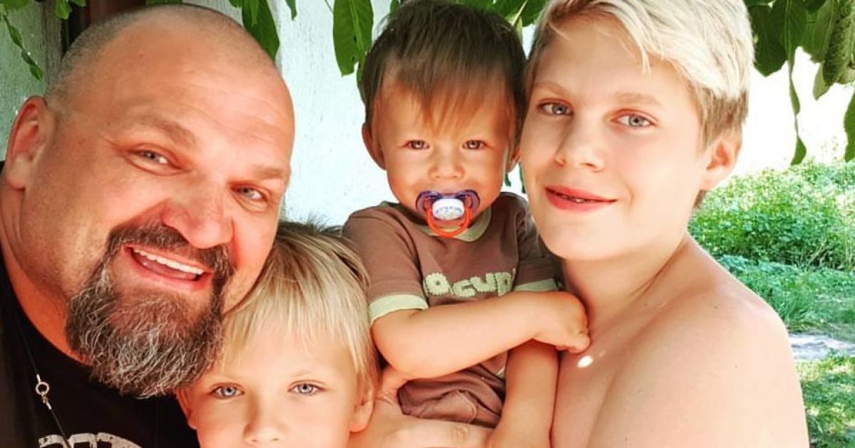 Жена Вирастюка о видео с несовершеннолетним сыном за рулем. Ребенок уже высокий, почему бы и нет