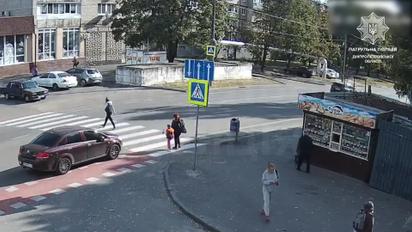 У Дніпрі водій збив жінку з дитиною на переході та втік з місця ДТП