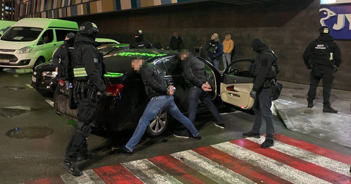 У Києві затримано п'ятьох учасників банди, які вимагали у бізнесмена 700 тисяч гривень вигаданого боргу