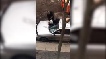 Под Днепром коммунальщики оставили "сюрприз" водителю, который припарковался и мешал им вывезти мусор