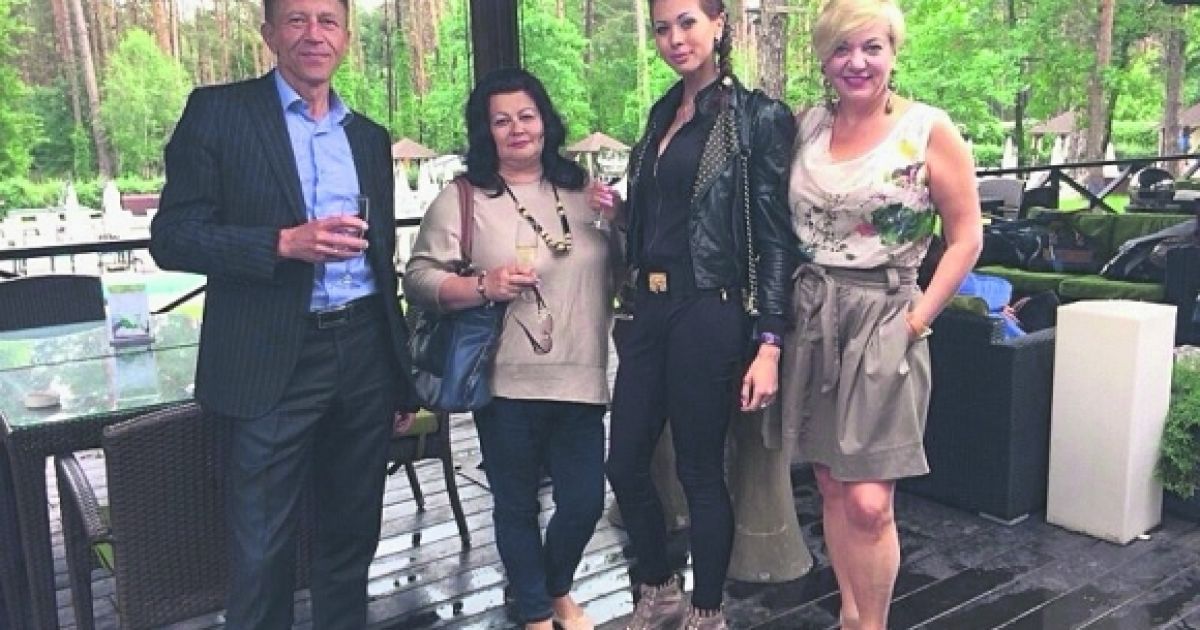 Голова НБУ Валерія Гонтарева (крайня праворуч) із невісткою Валерією та сватами