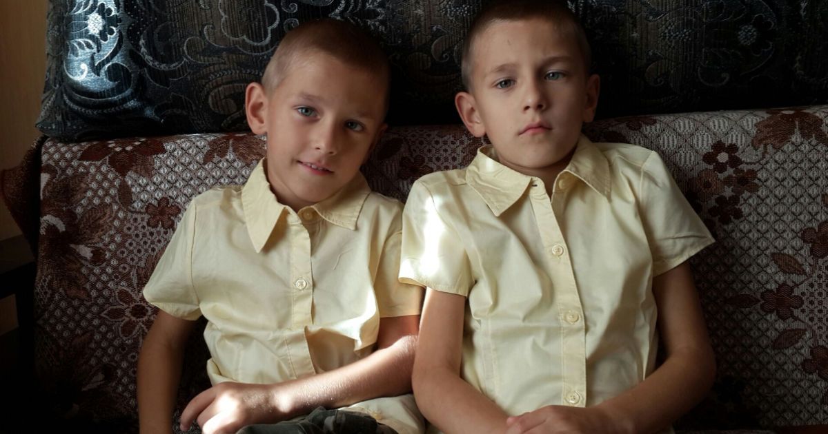 Двоє братиків Ілля і Женя потребують допомоги