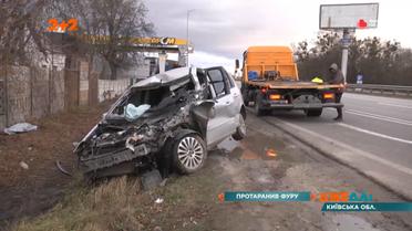 Легковий автомобіль влетів під фуру неподалік столиці