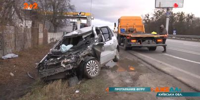 Легковий автомобіль влетів під фуру неподалік столиці