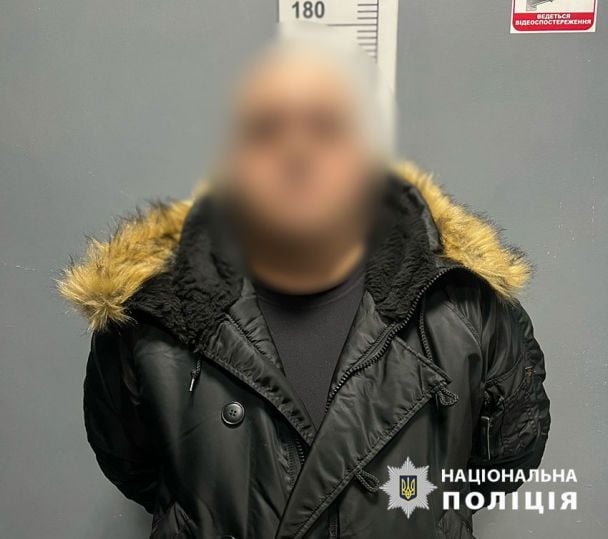 Мужчина угрожал 26-летней женщине физической расправой, если она не отдаст 13 тысяч долларов, которые она якобы ему должна / © Полиция Киева / Facebook