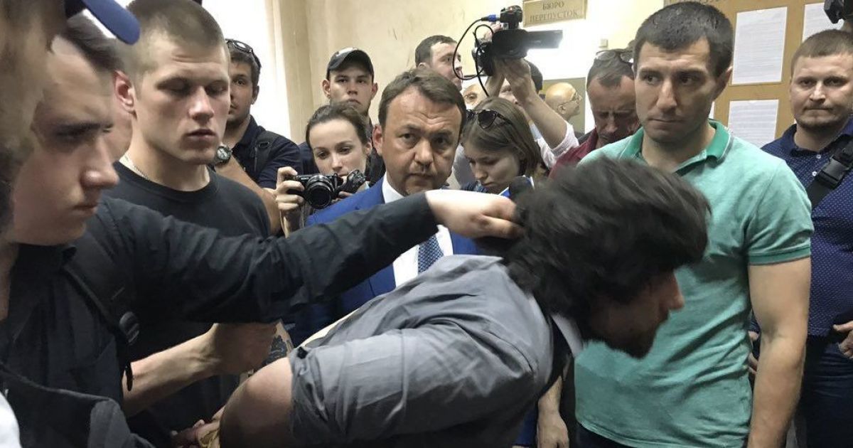Националисты привели захваченного боевика Лусварги под СБУ, его забрали следователи