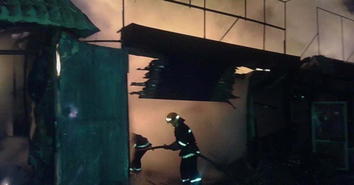 В Киеве ночью масштабно горел рынок