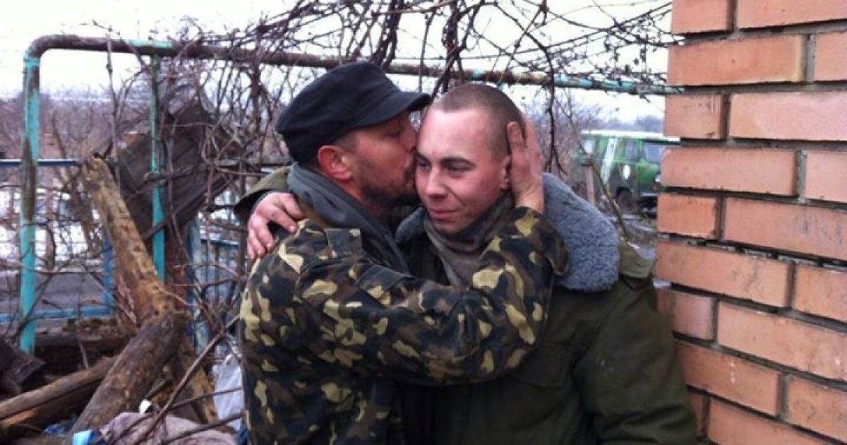 Журналіст розповів зворушливу історію про батька і сина, які воюють на Донбасі пліч-о-пліч