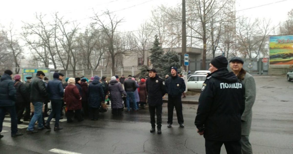 В Николаеве десятки людей перекрыли движение транспорта по мосту из-за долга по выплате зарплат