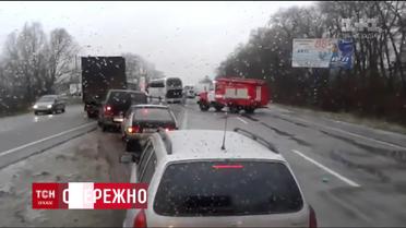 На трасі Київ-Чернігів зіштовхнулися 11 машин