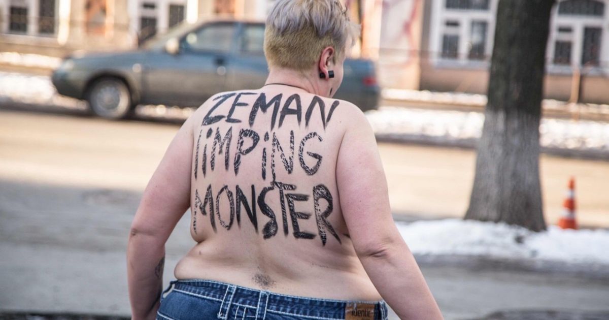 Активістка Femen перед посольством Словаччини_4 / © Femen