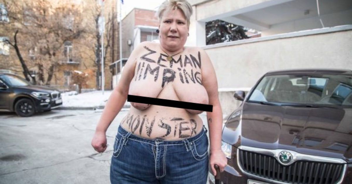 Активістка Femen перед посольством Словаччини_2 / © Femen
