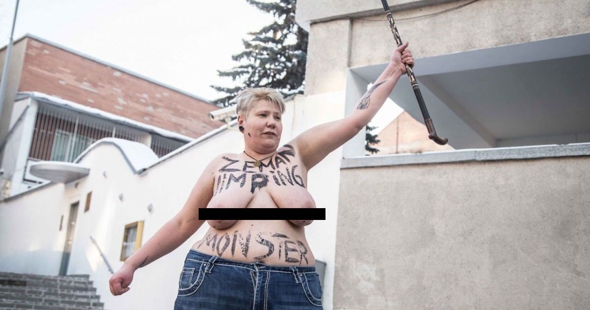 Активістка Femen перед посольством Словаччини_3 / © Femen