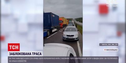 Новости Украины: трассу "Киев-Одесса" заблокировала перевернутая фура, которая перевозила семена