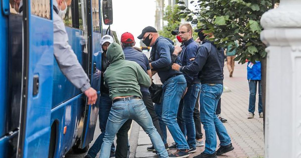 В Беларуси начались протесты: почему люди вышли на улицы городов