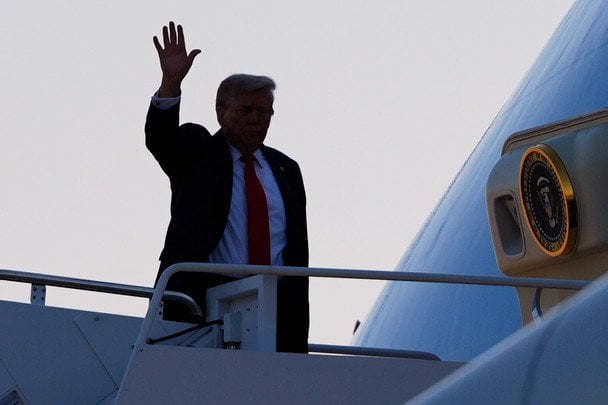 Самолет Трампа первым приземлился на Аляске