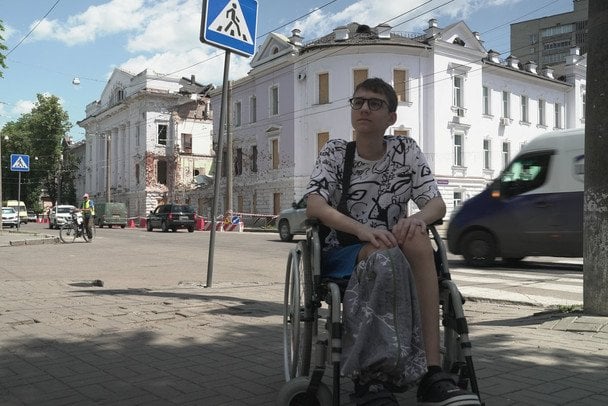 "Секунда и я уже лежу": 13-летний Иван пережил 8 операций после удара РФ по Сумам
