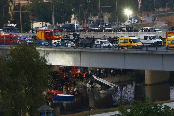 Пассажирский автобус слетел с моста в реку: погибло 18 человек, десяток раненых (фото)