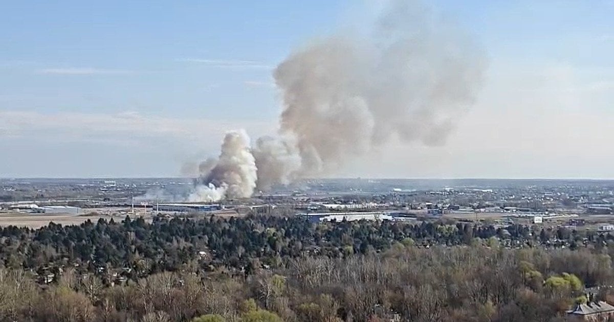 Поблизу аеропорту виникла масштабна пожежа — що горить (фото)